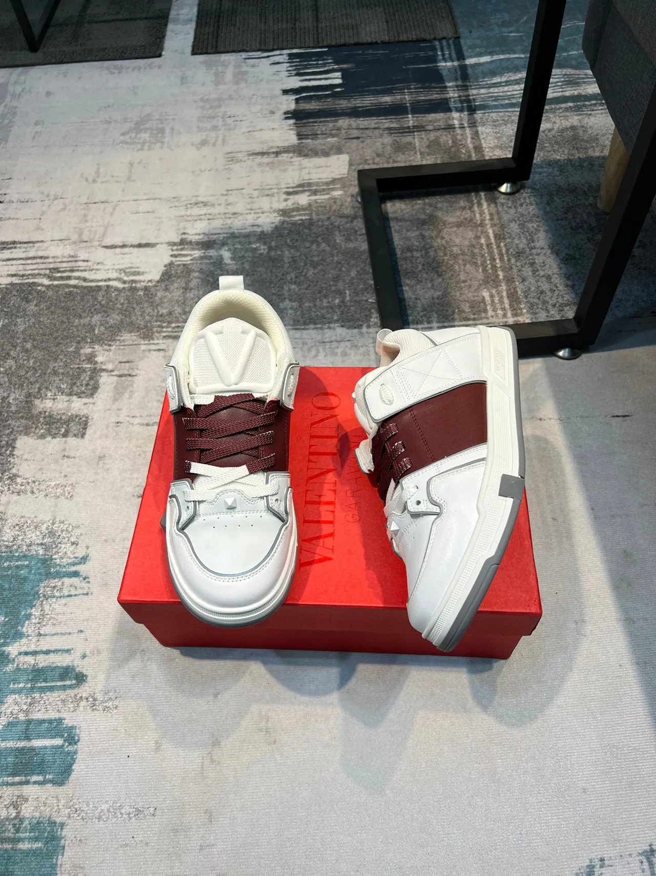 Valentino Branco Borgonha Camadas de Couro e Malha Superior Painel Geométrico Quiltado Lateral Tênis Lifestyle 3
