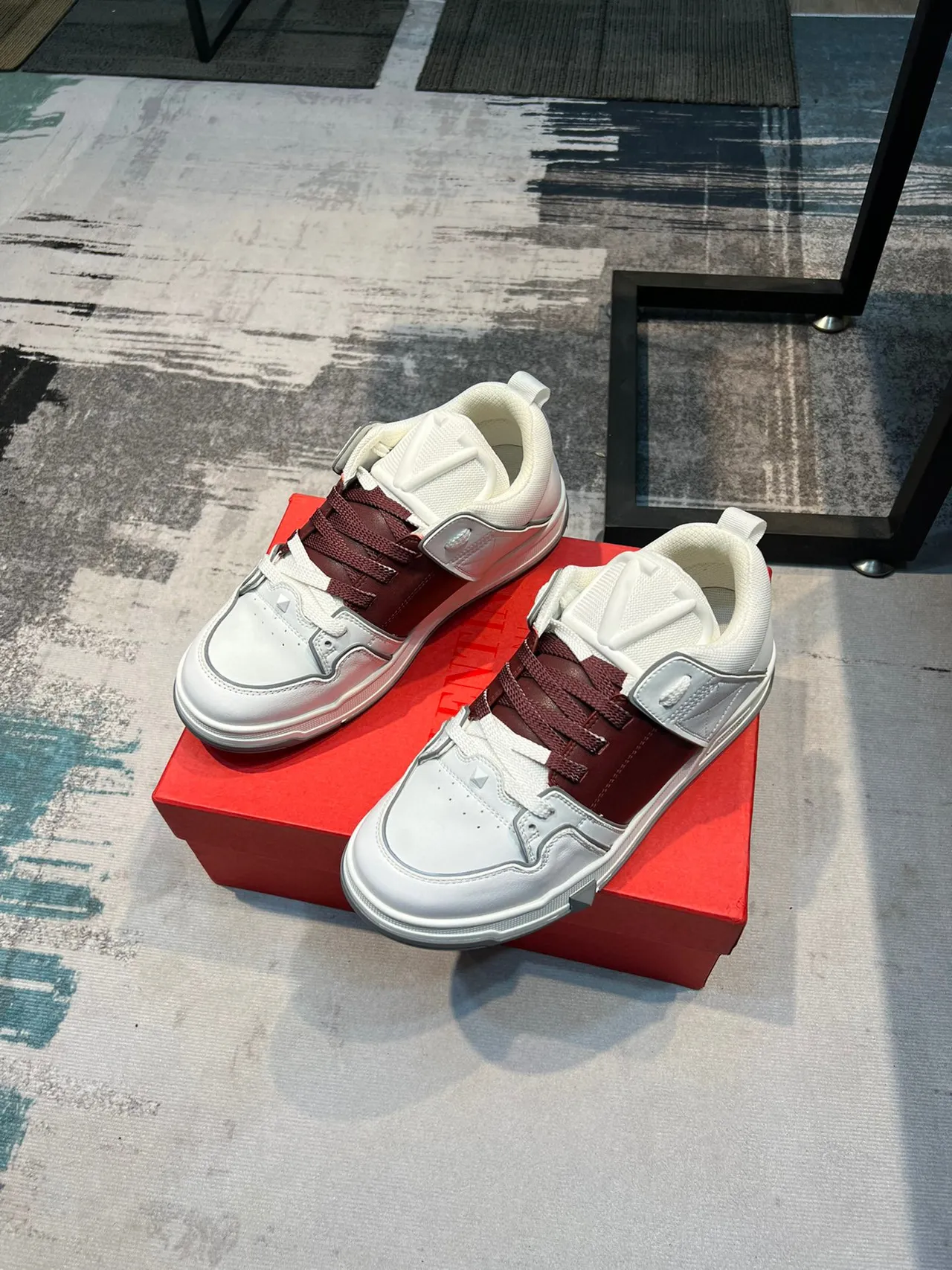 Valentino Branco Borgonha Camadas de Couro e Malha Superior Painel Geométrico Quiltado Lateral Tênis Lifestyle 5