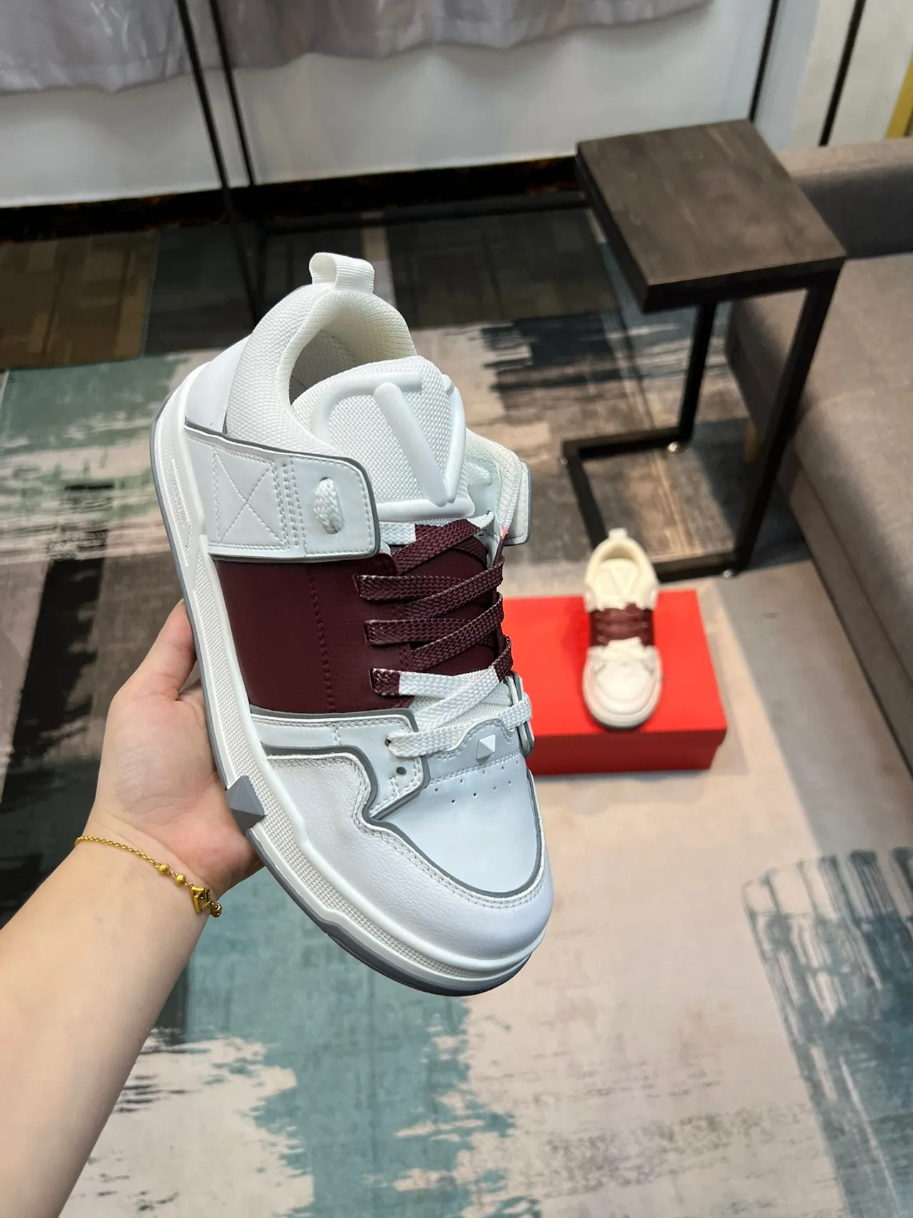 Valentino Branco Borgonha Camadas de Couro e Malha Superior Painel Geométrico Quiltado Lateral Tênis Lifestyle 6