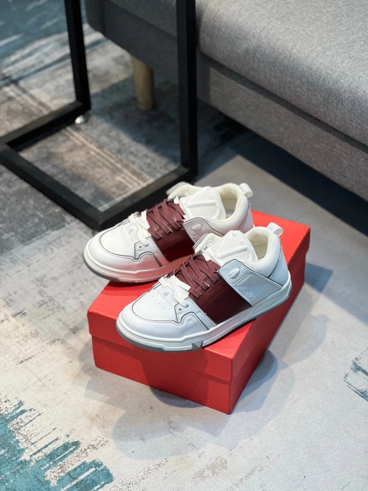 Valentino Branco Borgonha Camadas de Couro e Malha Superior Painel Geométrico Quiltado Lateral Tênis Lifestyle 7