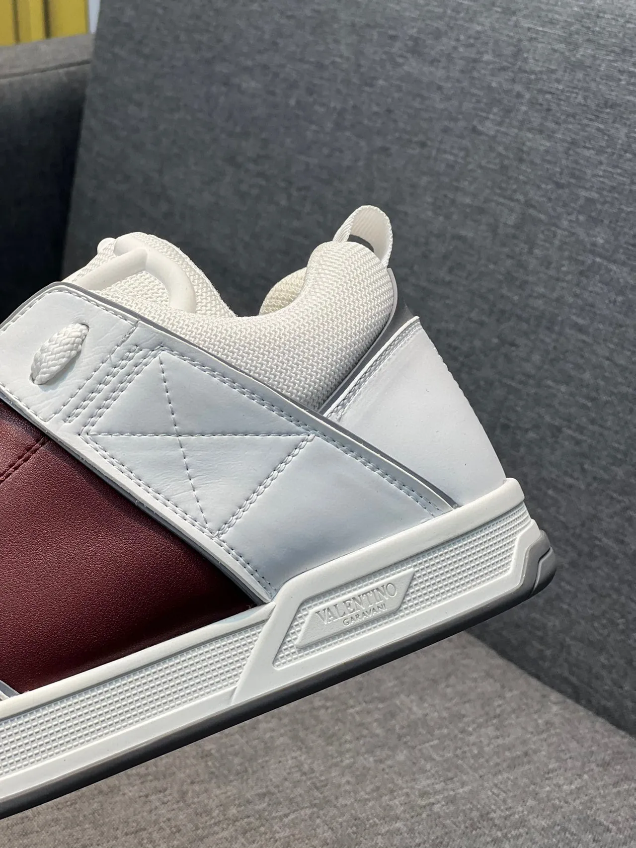 Valentino Branco Borgonha Camadas de Couro e Malha Superior Painel Geométrico Quiltado Lateral Tênis Lifestyle 8
