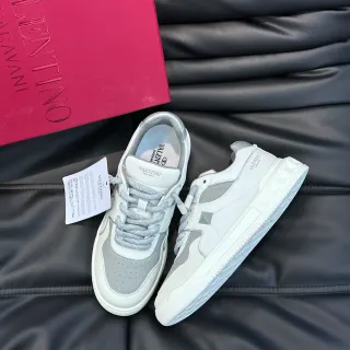 Valentino Blanco Gris Capas Cuero y Malla Superior Placa Geométrica Metálica Lateral Sneakers de Estilo de Vida