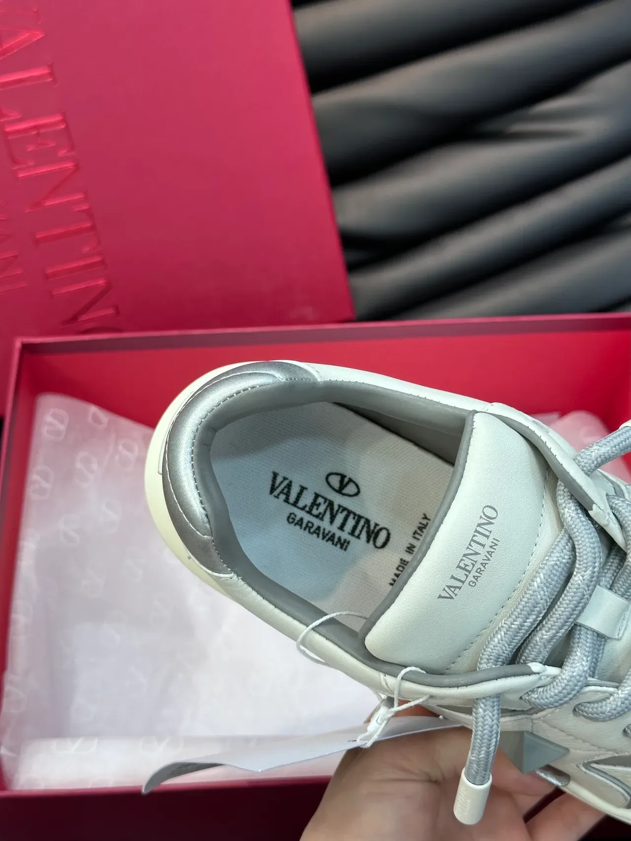 Valentino Blanc Gris Couche Cuir-et-Mesh Supérieure Plaque Géométrique Métallique Latérale Baskets Lifestyle 2