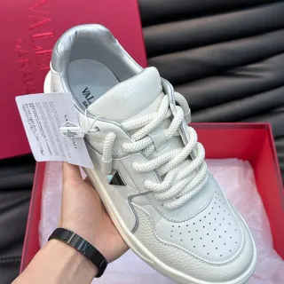 Valentino Blanco Plata Cuero Rockstud Hardware Lifestyle Sneakers
