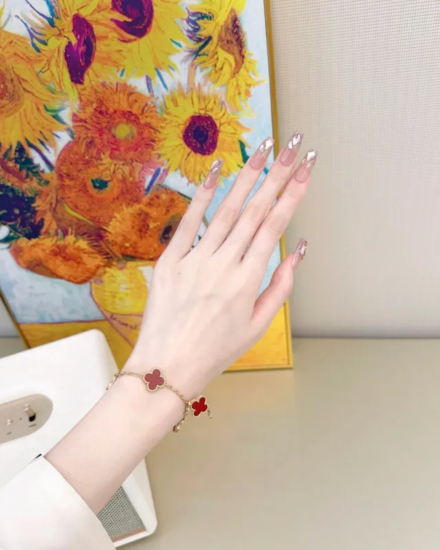 Van Cleef & Arpels Alhambra पाँच मोटिफ लाल एनामेल सोने की ब्रेसलेट 8