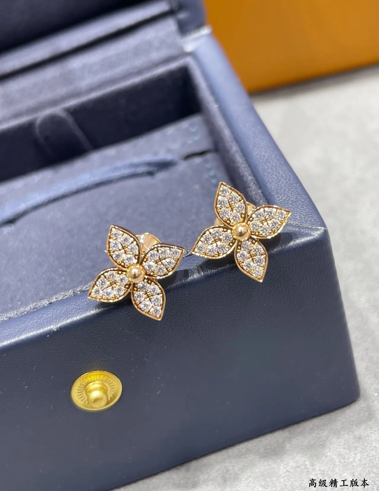 Van Cleef & Arpels Alhambra Fleur à Quatre Feuilles Pavé Clous d'Oreilles 2