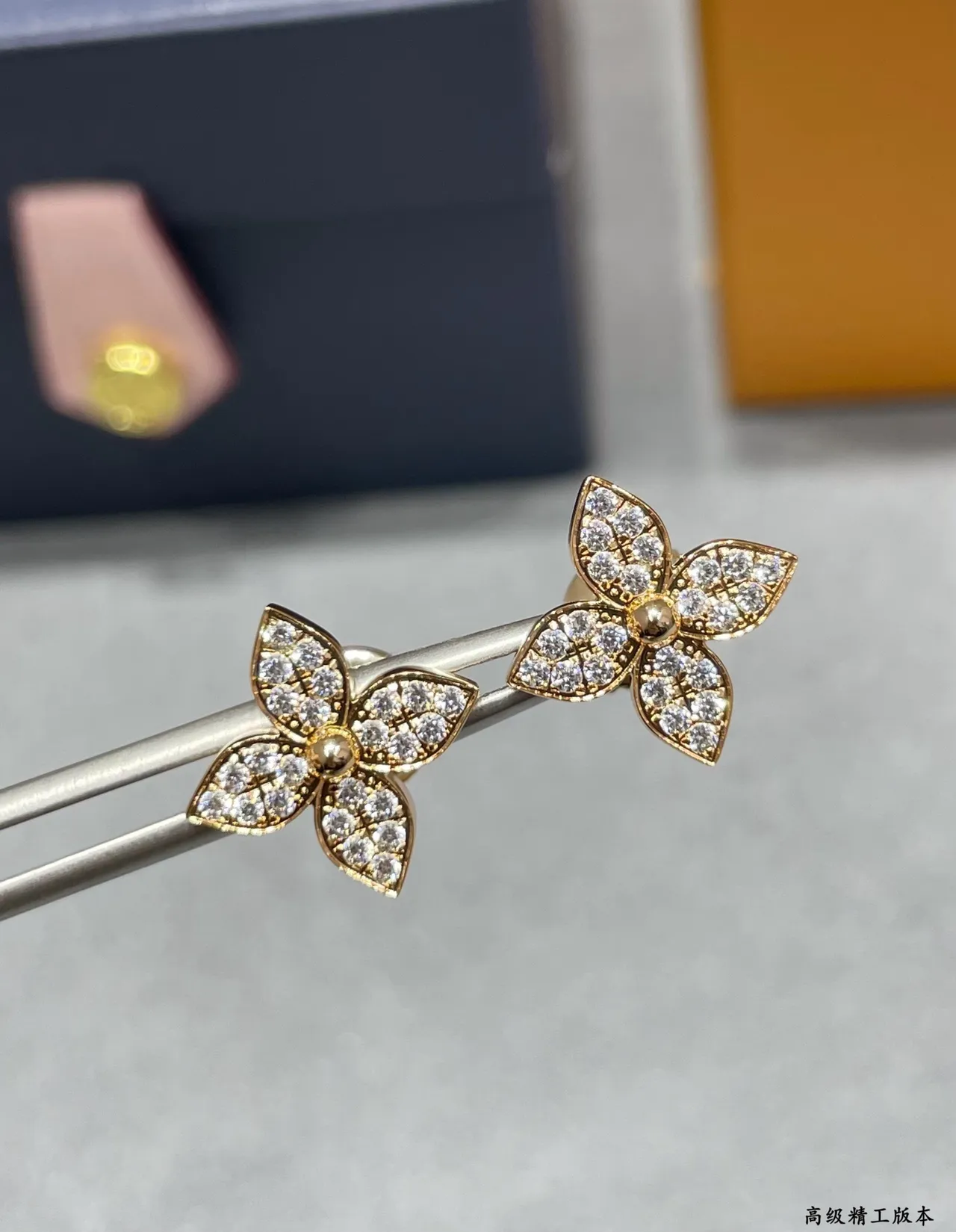Van Cleef & Arpels Alhambra Fleur à Quatre Feuilles Pavé Clous d'Oreilles 3