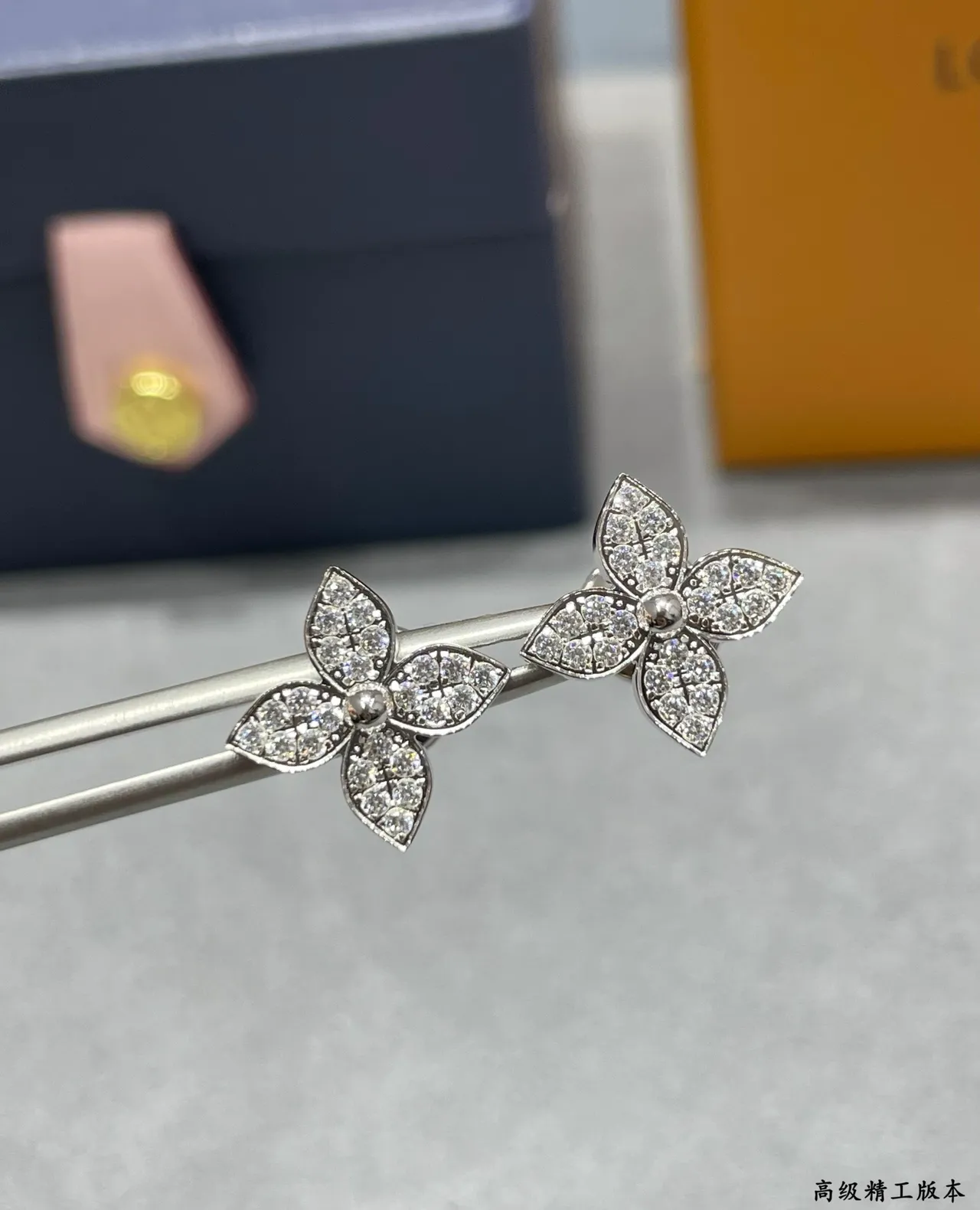 Van Cleef & Arpels Alhambra Fleur à Quatre Feuilles Pavé Clous d'Oreilles 4
