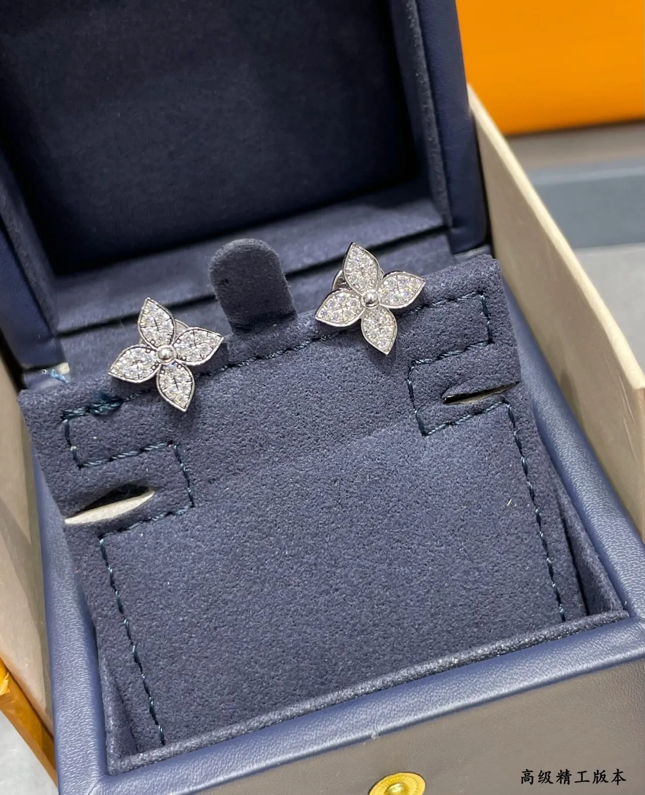 Van Cleef & Arpels Alhambra Fleur à Quatre Feuilles Pavé Clous d'Oreilles 6