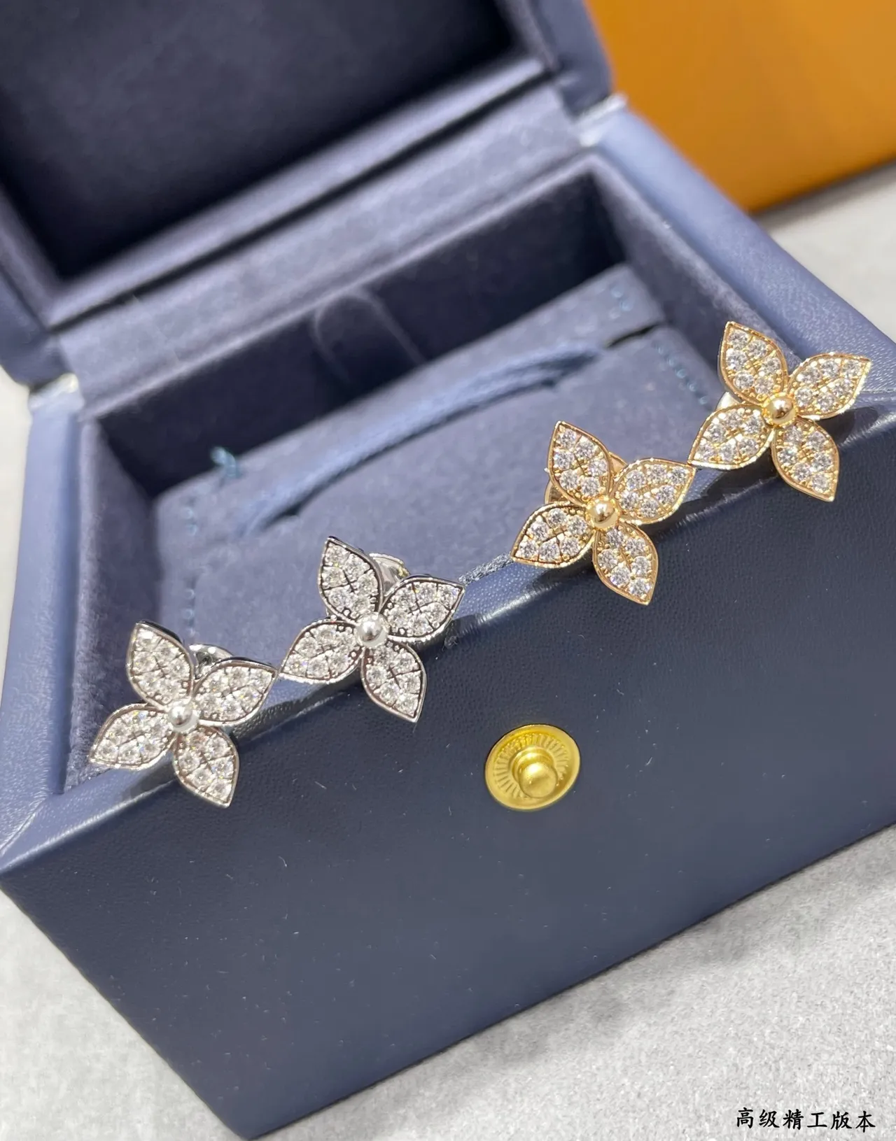 Van Cleef & Arpels Alhambra Fleur à Quatre Feuilles Pavé Clous d'Oreilles 8