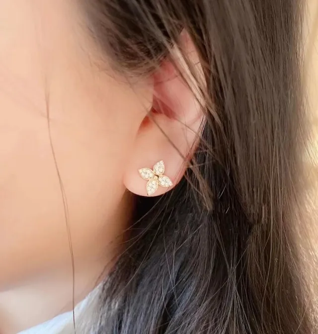 Van Cleef & Arpels Alhambra Fleur à Quatre Feuilles Pavé Clous d'Oreilles 9