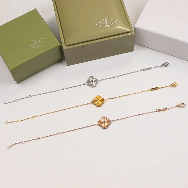 Van Cleef & Arpels Alhambra ذهب فضة نقش نبات القرنفل ذو الأربعة أوراق حافة خرزية مفصلة سوار 2