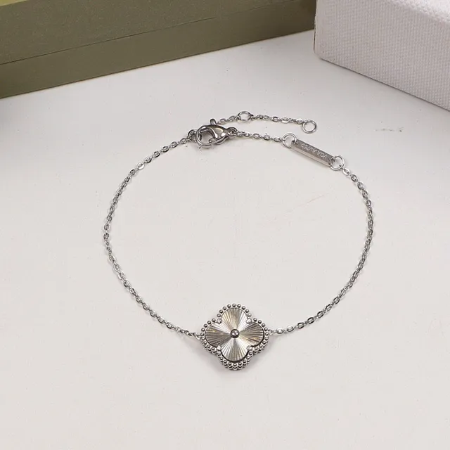 Van Cleef & Arpels Alhambra ذهب فضة نقش نبات القرنفل ذو الأربعة أوراق حافة خرزية مفصلة سوار 3