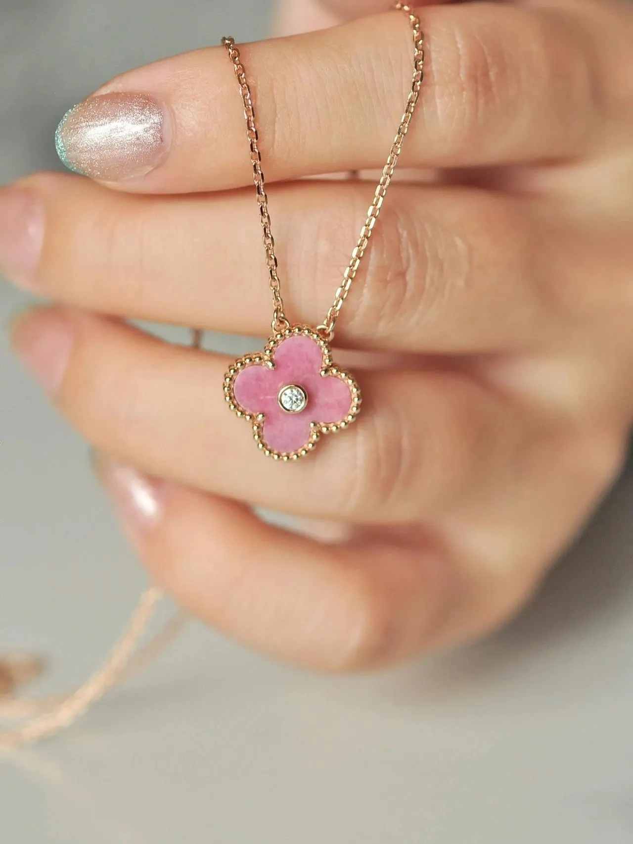 Van Cleef & Arpels Alhambra Collar de esmalte rosa y diamantes 2