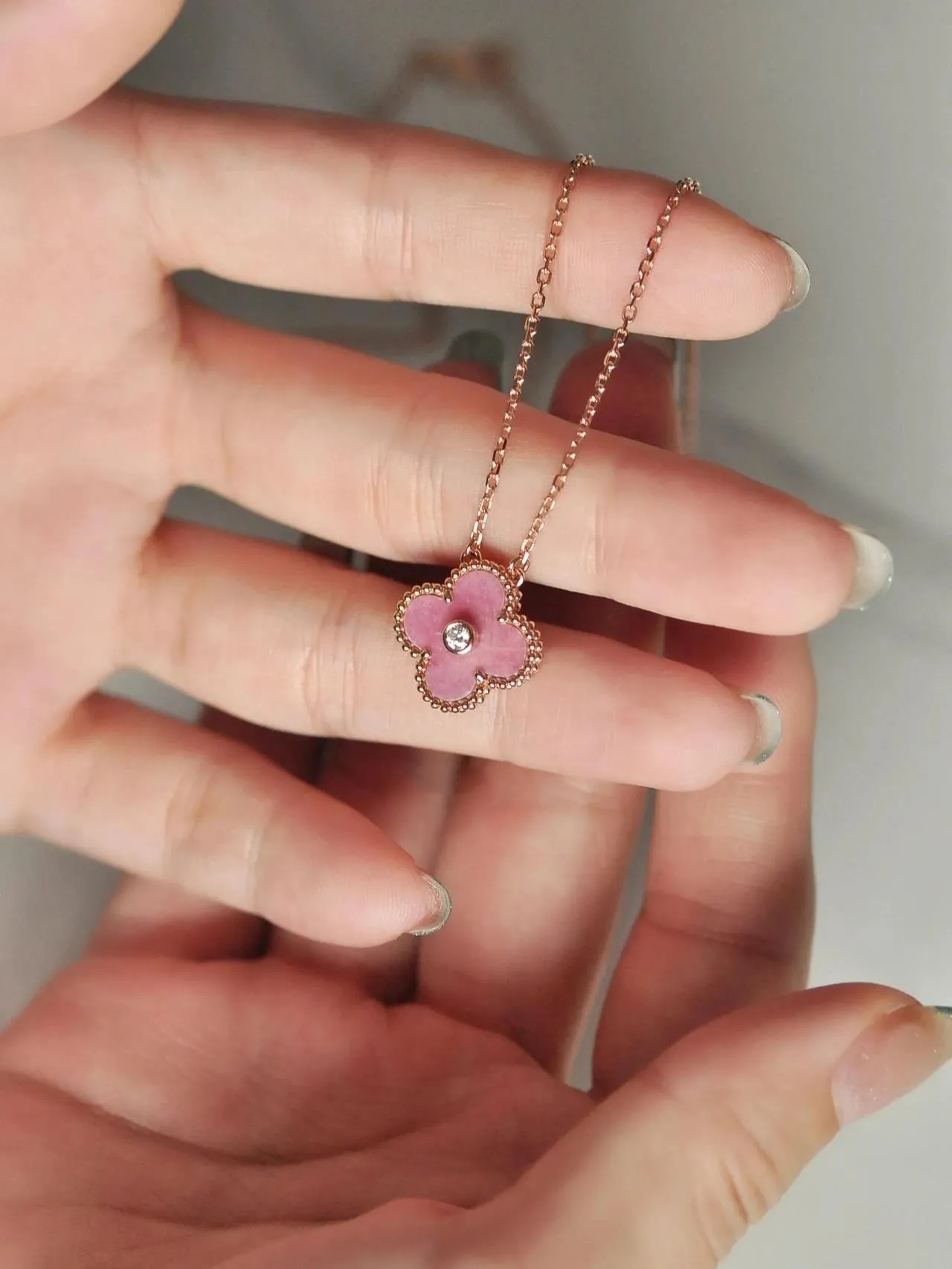 Van Cleef & Arpels Alhambra Collar de esmalte rosa y diamantes 3