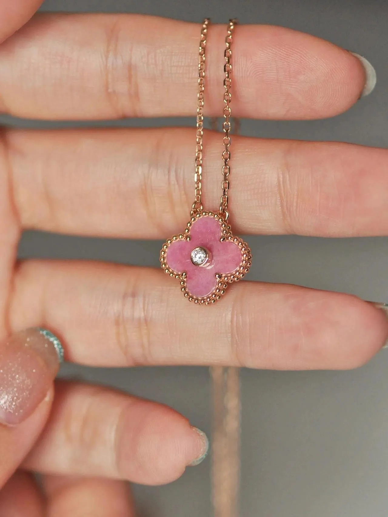 Van Cleef & Arpels Alhambra Collar de esmalte rosa y diamantes 4
