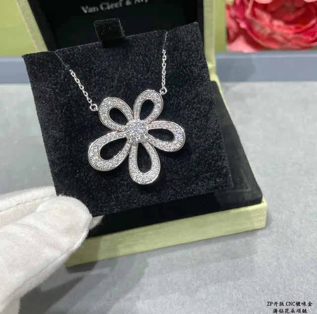 Van Cleef & Arpels Flower Motif Pavé Diamond Necklace 2