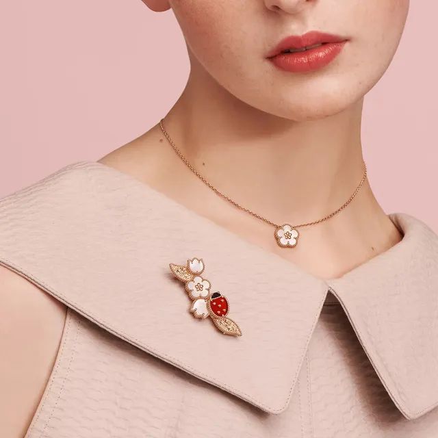 Van Cleef & Arpels Boucles d'oreilles motif coccinelle et fleur en or 2