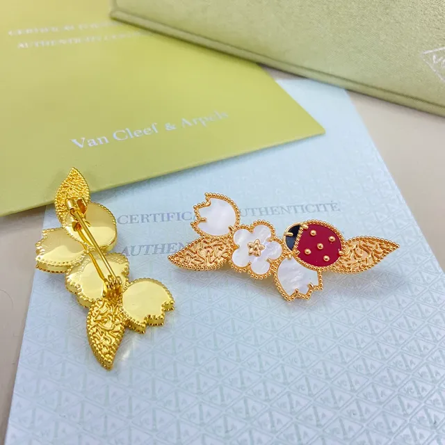 Van Cleef & Arpels Boucles d'oreilles motif coccinelle et fleur en or 3
