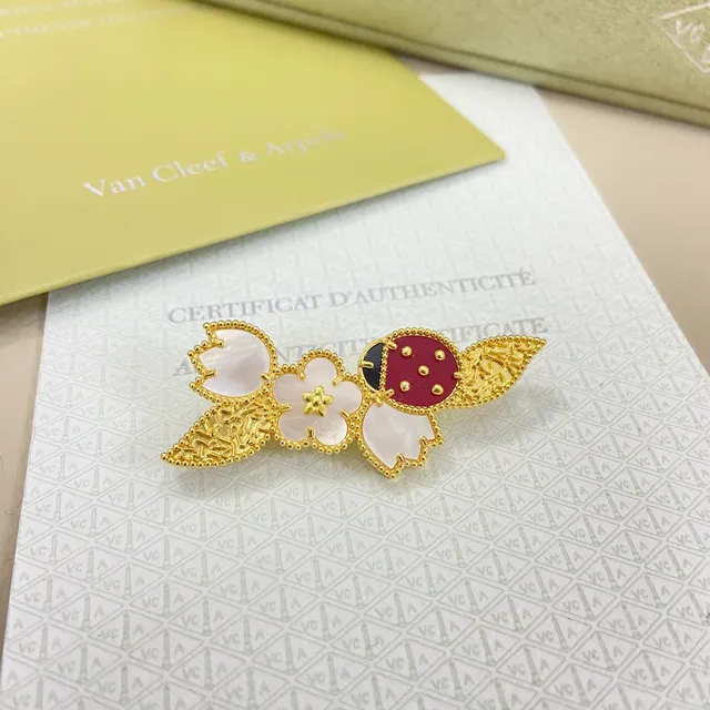 Van Cleef & Arpels Boucles d'oreilles motif coccinelle et fleur en or 4