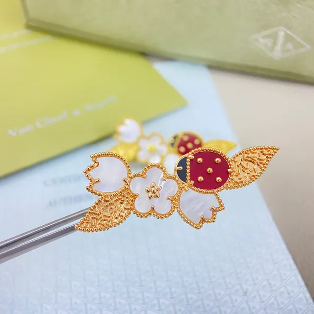 Van Cleef & Arpels Boucles d'oreilles motif coccinelle et fleur en or 5