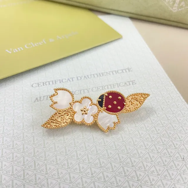 Van Cleef & Arpels Boucles d'oreilles motif coccinelle et fleur en or 6