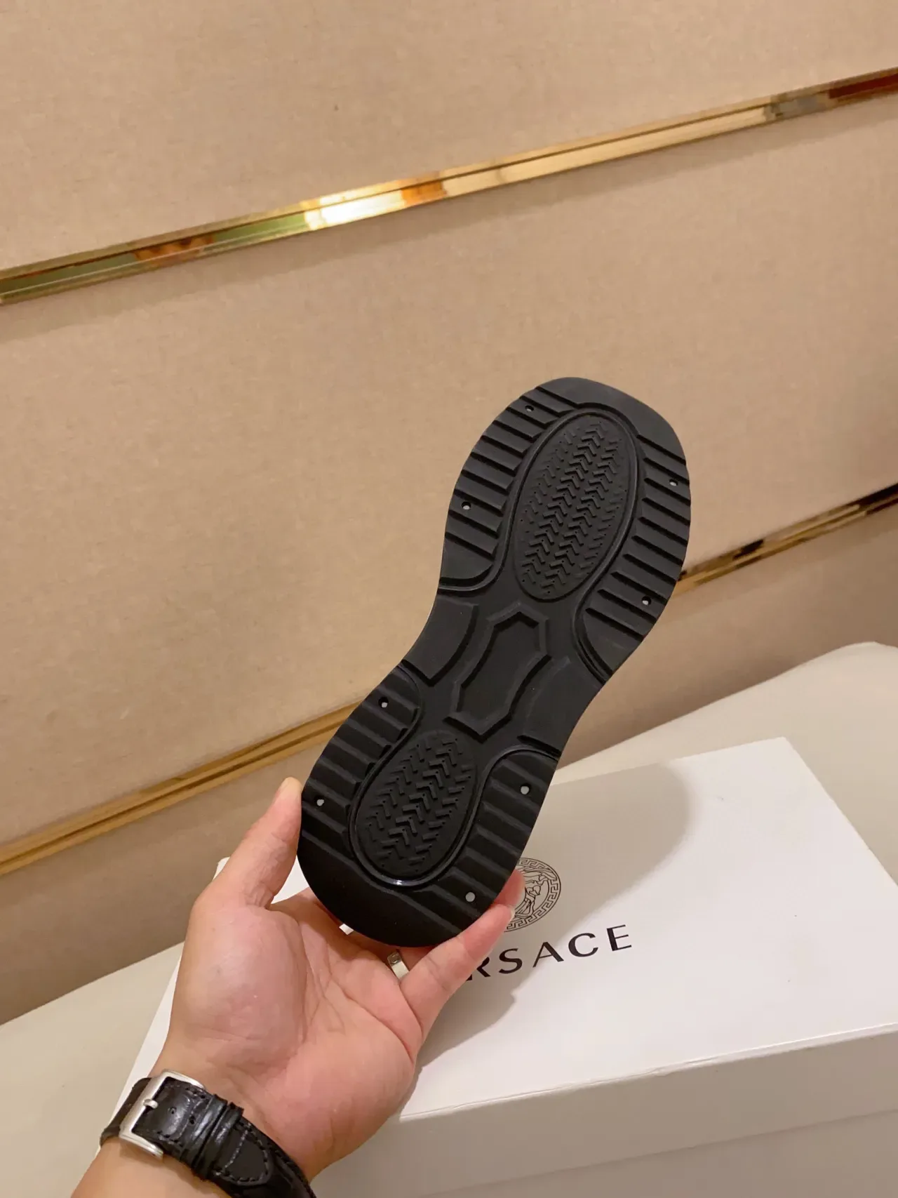 Versace Preto Dourado Couro Superior Padrão Greca Chave Tênis Lifestyle 2
