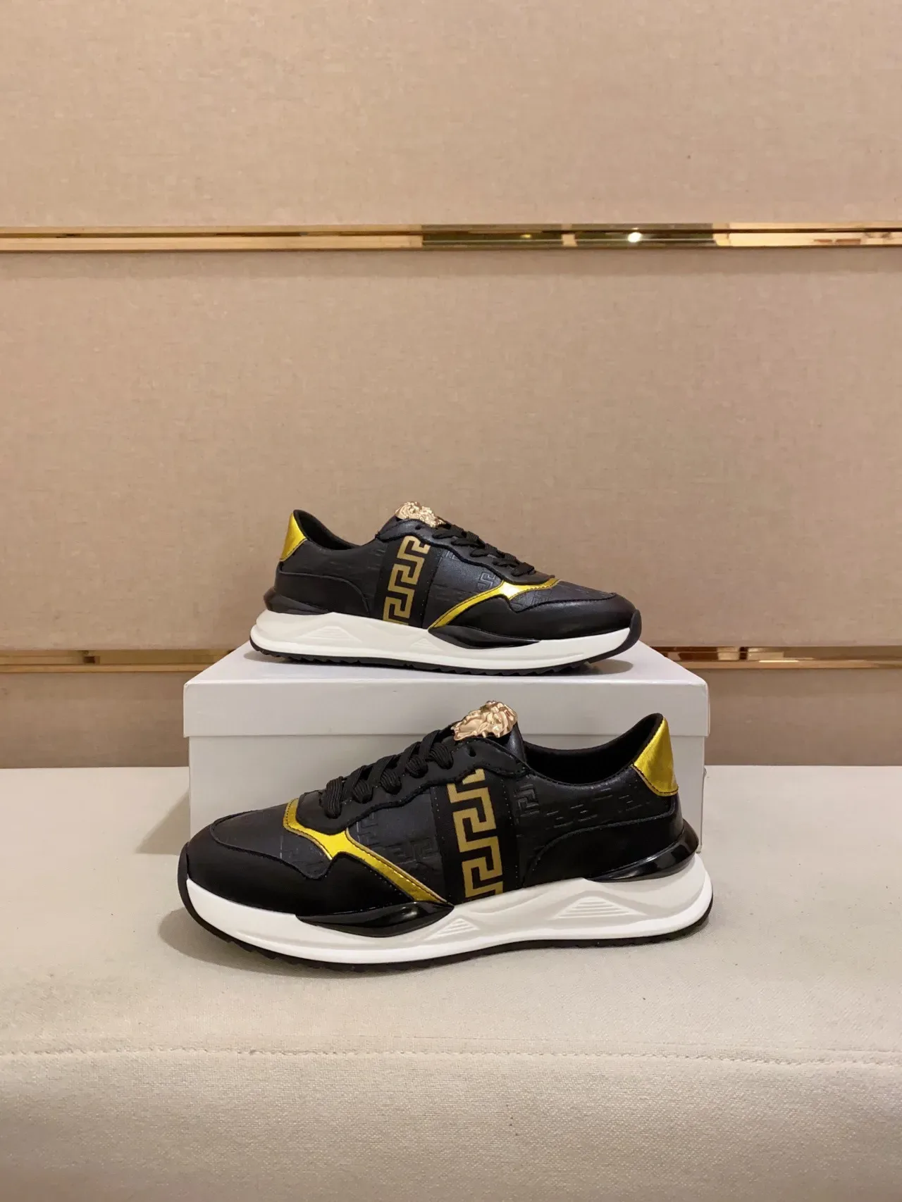 Versace Preto Dourado Couro Superior Padrão Greca Chave Tênis Lifestyle 3