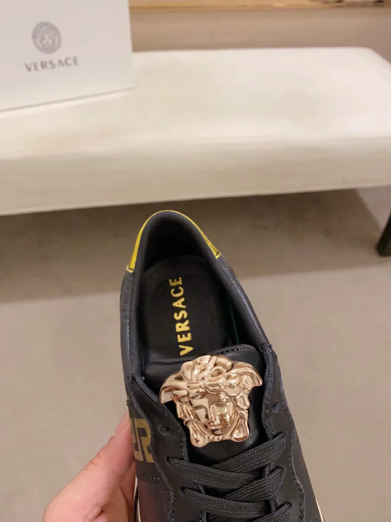 Versace Preto Dourado Couro Superior Padrão Greca Chave Tênis Lifestyle 4