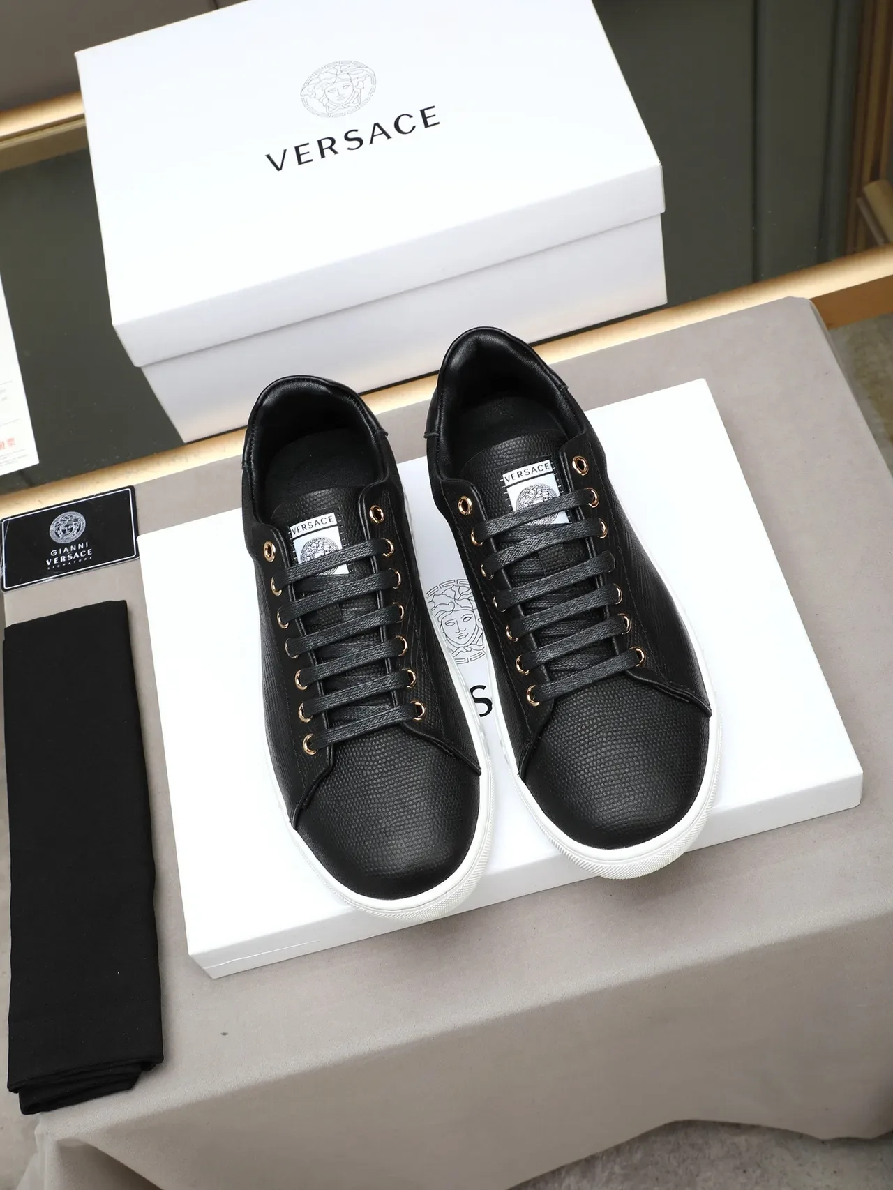 Versace Zapatillas Lifestyle Negro Blanco Cuero Reptil Embossed Suela Greek Key 6