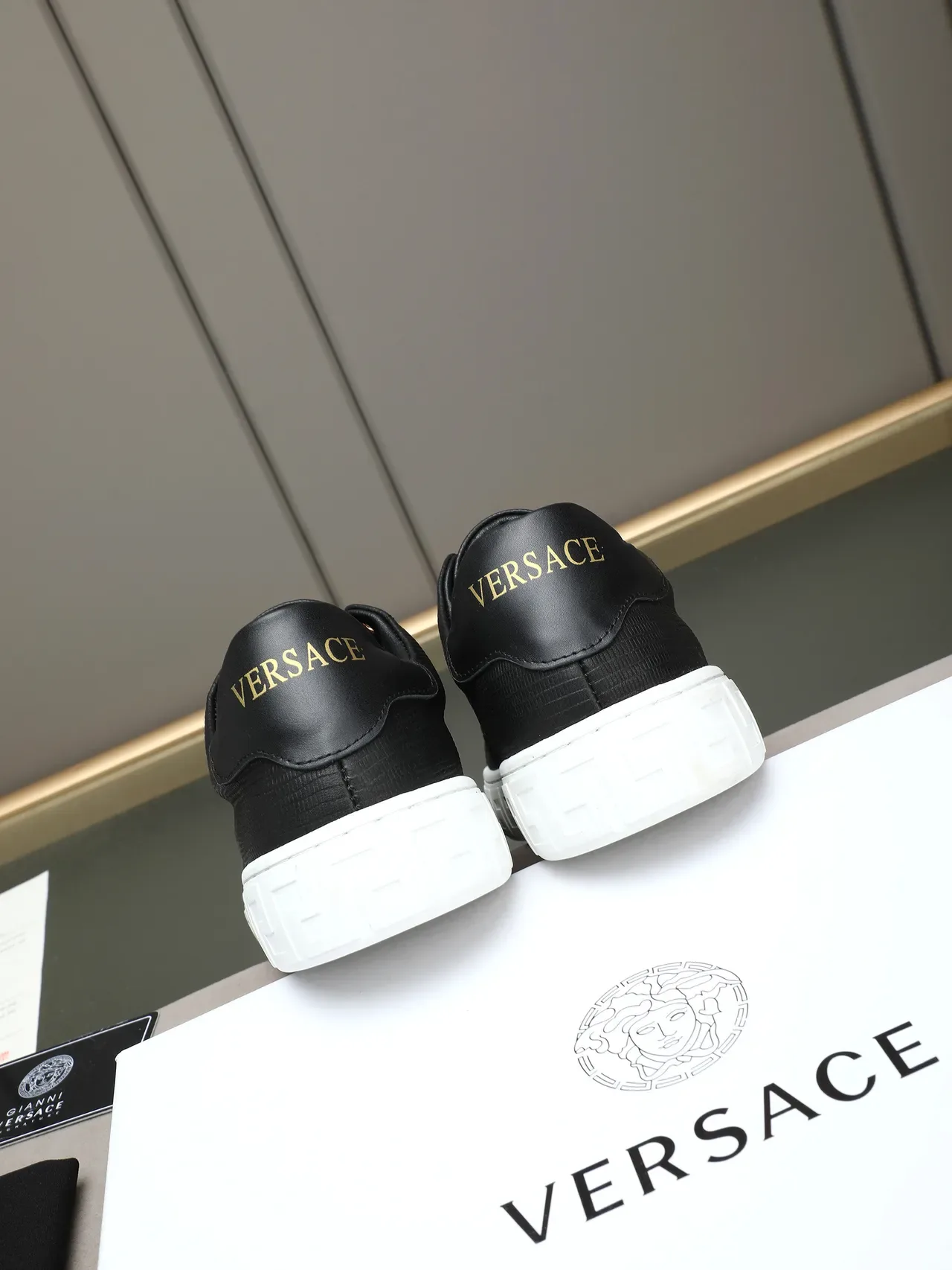 Versace Zapatillas Lifestyle Negro Blanco Cuero Reptil Embossed Suela Greek Key 7