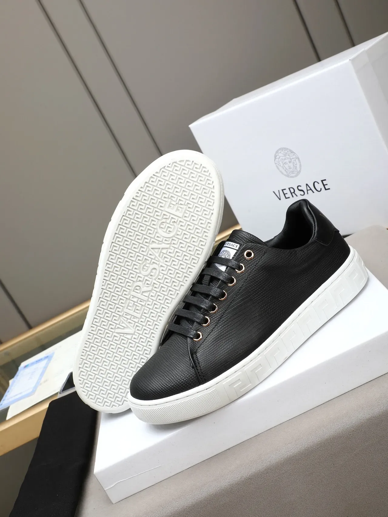 Versace Zapatillas Lifestyle Negro Blanco Cuero Reptil Embossed Suela Greek Key 8