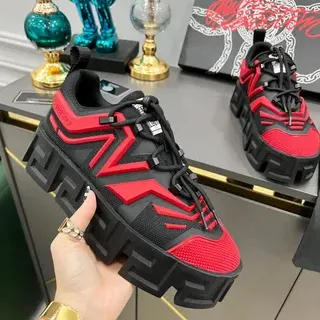 Versace Chain Reaction tênis pretos e vermelhos com sola grossa