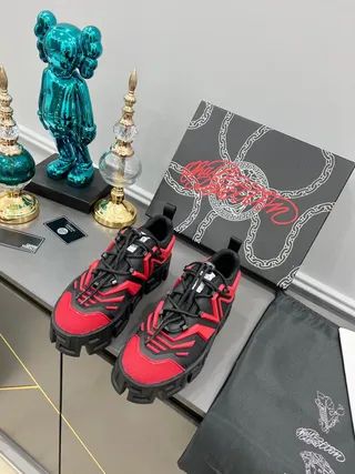 Versace Chain Reaction tênis pretos e vermelhos com sola grossa 2