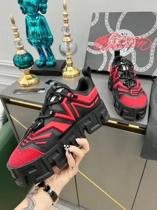 Versace Chain Reaction tênis pretos e vermelhos com sola grossa 3