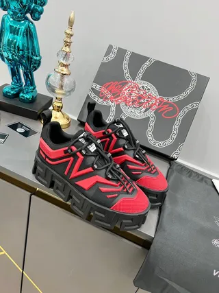 Versace Chain Reaction tênis pretos e vermelhos com sola grossa 4