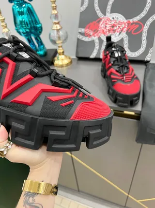 Versace Chain Reaction tênis pretos e vermelhos com sola grossa 5