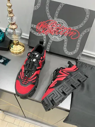 Versace Chain Reaction tênis pretos e vermelhos com sola grossa 6