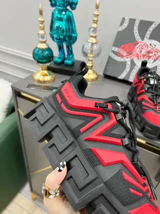 Versace Chain Reaction tênis pretos e vermelhos com sola grossa 7