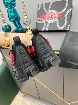 Versace Chain Reaction tênis pretos e vermelhos com sola grossa 8