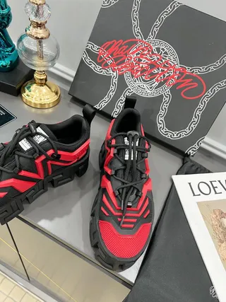 Versace Chain Reaction tênis pretos e vermelhos com sola grossa 9