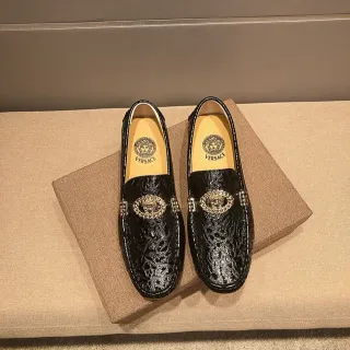 Versace Chain Reaction Mocassins pretos com textura de cocodrilo e Medusa dourada