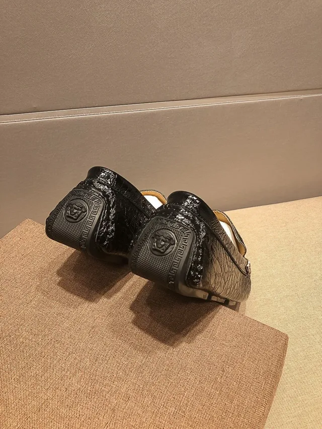 Versace Chain Reaction Mocassins noirs à motif crocodile embossé avec Medusa dorée 2