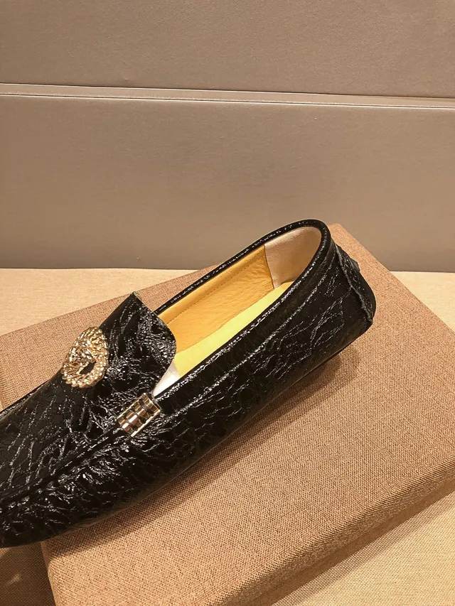 Versace Chain Reaction Mocassins noirs à motif crocodile embossé avec Medusa dorée 3