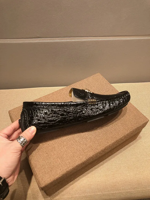 Versace Chain Reaction Mocassins noirs à motif crocodile embossé avec Medusa dorée 4