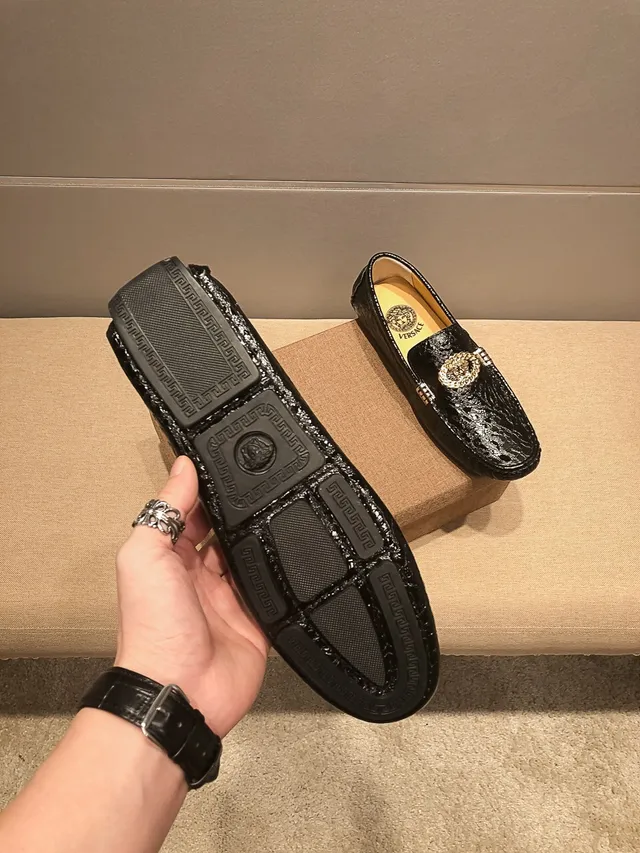 Versace Chain Reaction Mocassins noirs à motif crocodile embossé avec Medusa dorée 5