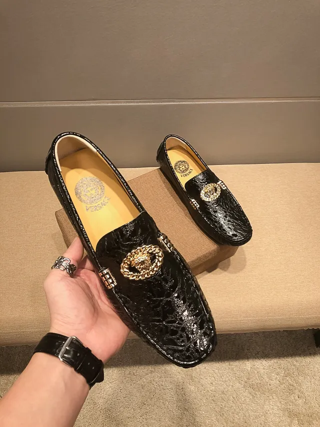 Versace Chain Reaction Mocassins noirs à motif crocodile embossé avec Medusa dorée 6
