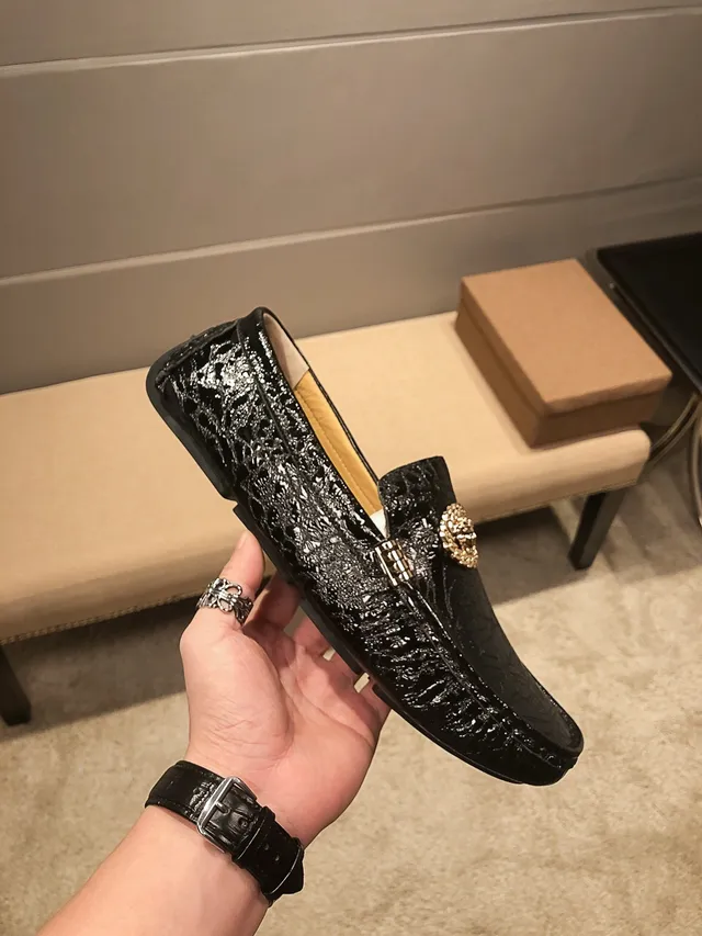 Versace Chain Reaction Mocassins noirs à motif crocodile embossé avec Medusa dorée 7