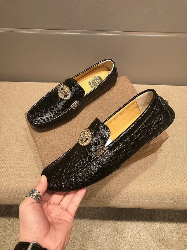 Versace Chain Reaction Mocassins noirs à motif crocodile embossé avec Medusa dorée 8