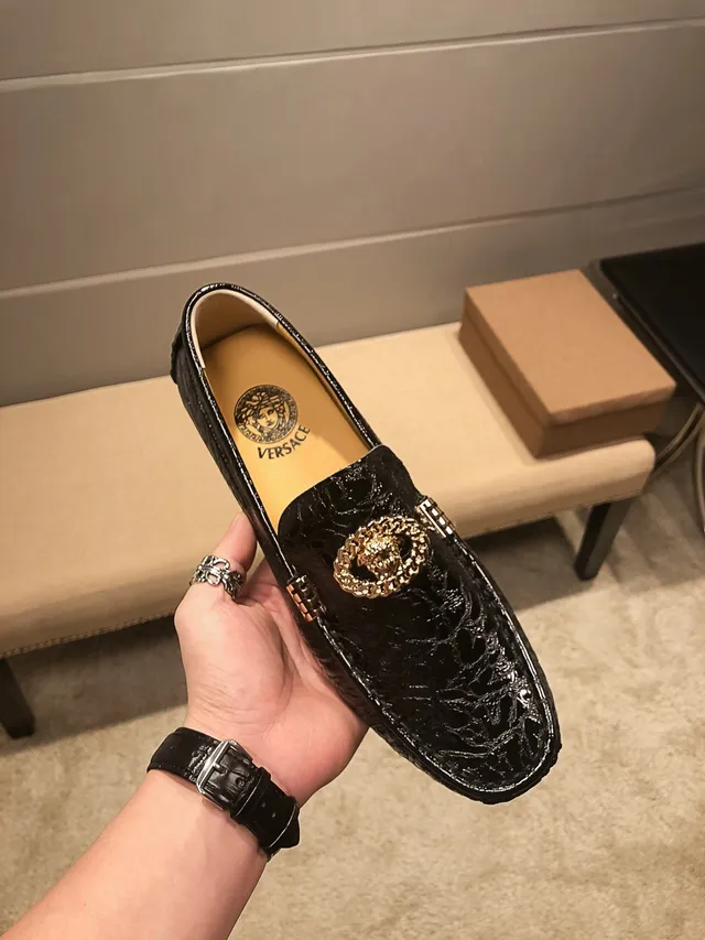 Versace Chain Reaction Mocassins noirs à motif crocodile embossé avec Medusa dorée 9